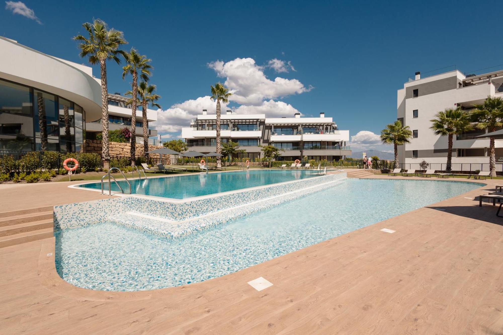 Luxurious 2 Bedroom Apartment Close To The Beach In เอสเตโปนา ภายนอก รูปภาพ
