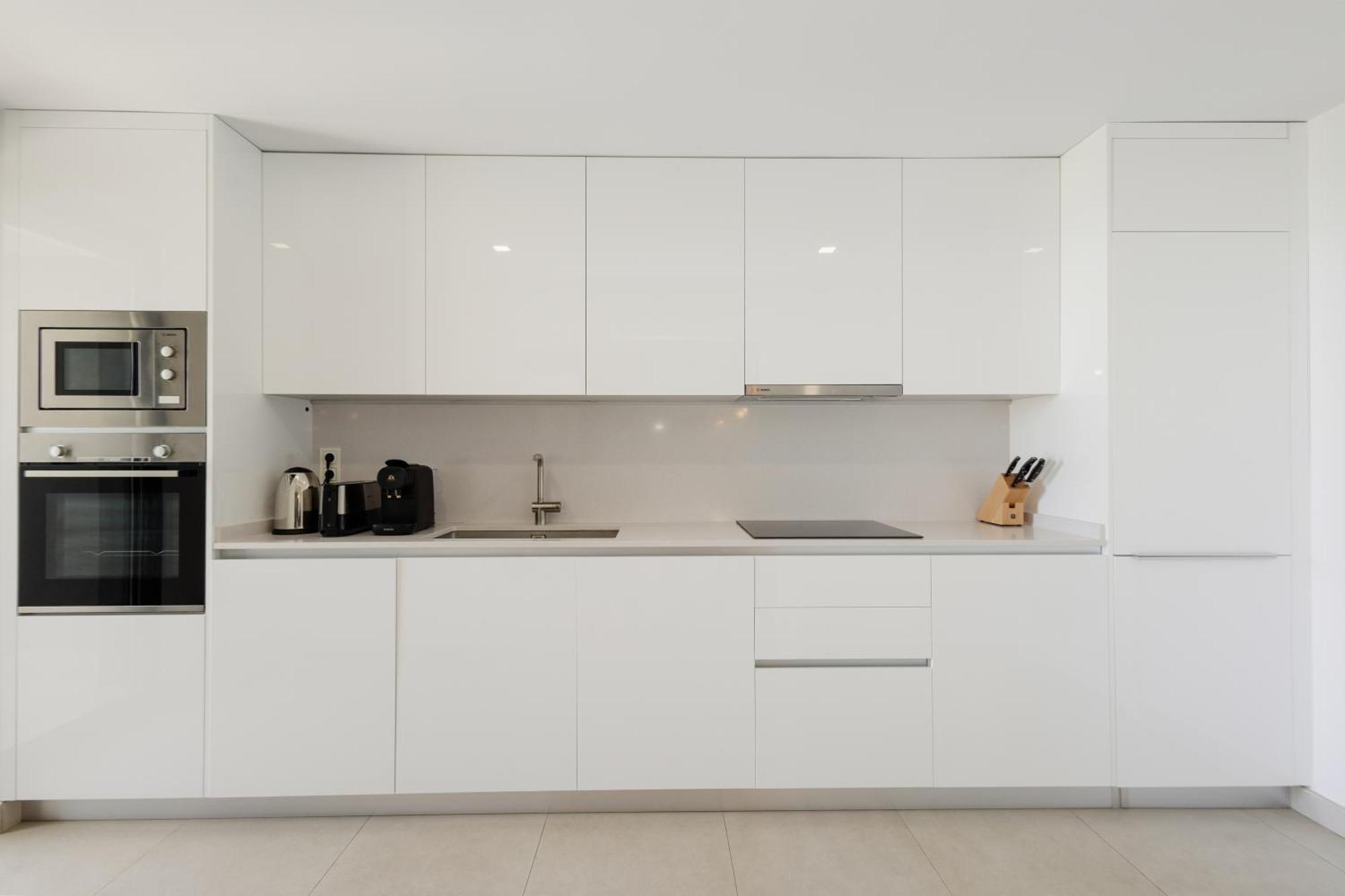 Luxurious 2 Bedroom Apartment Close To The Beach In เอสเตโปนา ภายนอก รูปภาพ