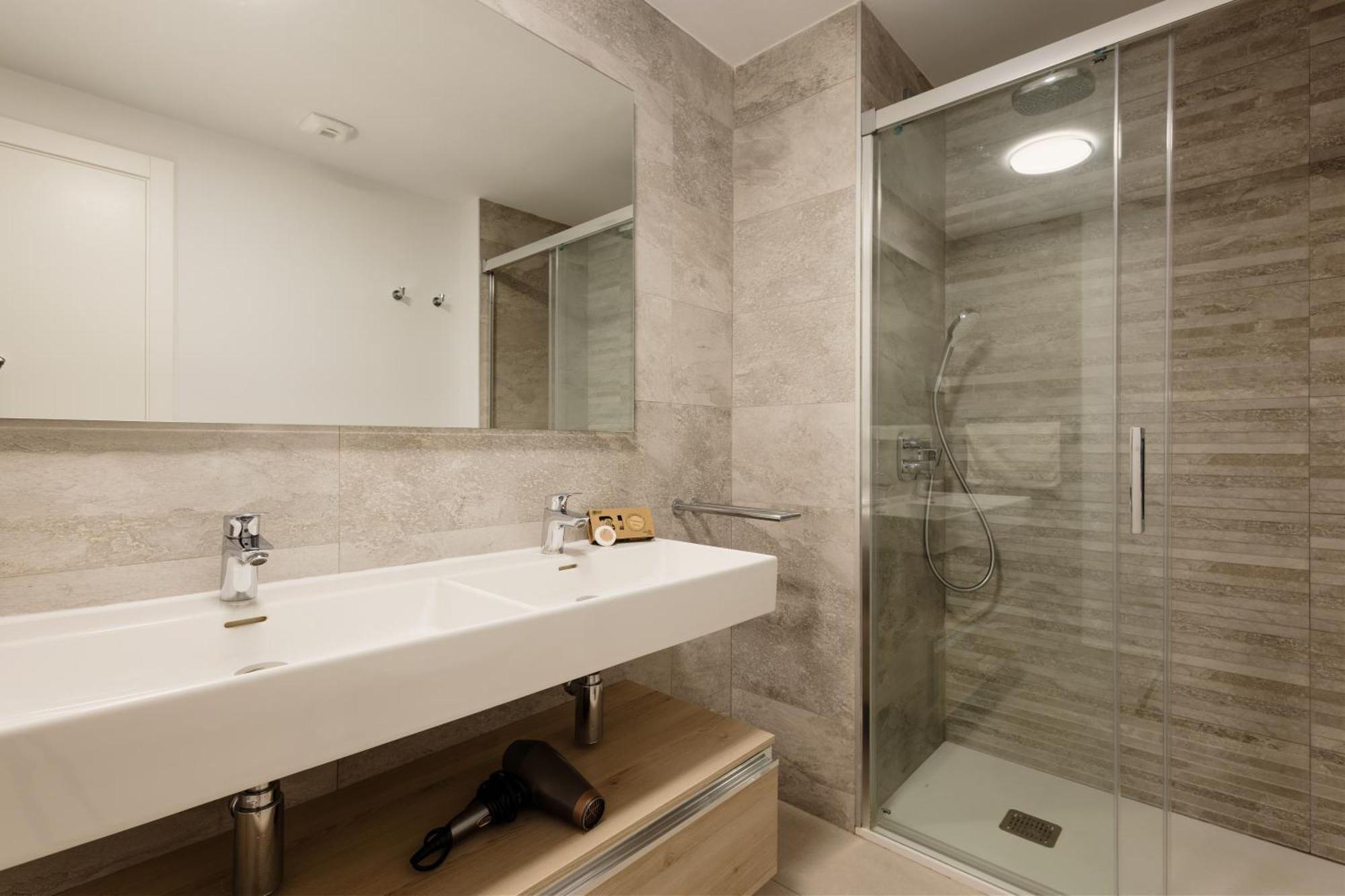 Luxurious 2 Bedroom Apartment Close To The Beach In เอสเตโปนา ภายนอก รูปภาพ