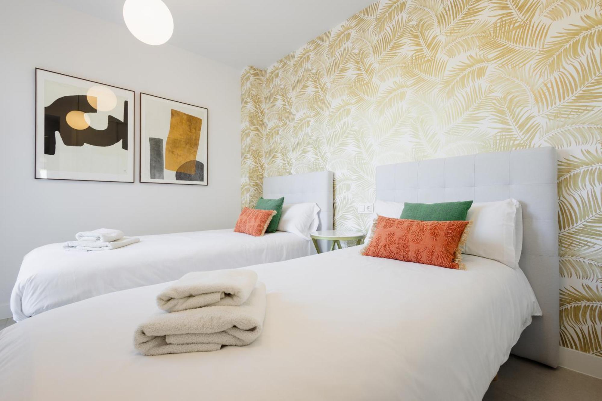 Luxurious 2 Bedroom Apartment Close To The Beach In เอสเตโปนา ภายนอก รูปภาพ