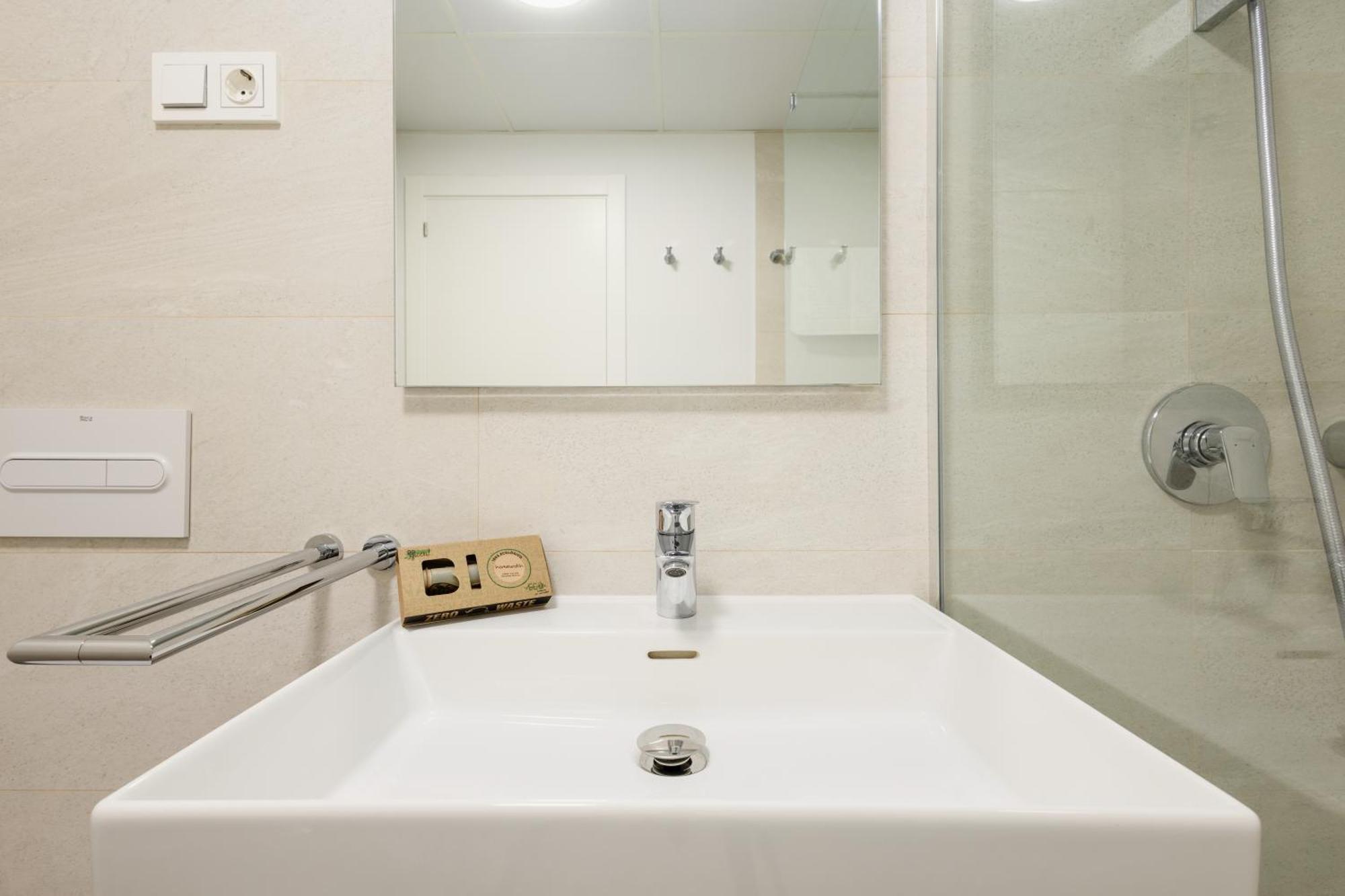 Luxurious 2 Bedroom Apartment Close To The Beach In เอสเตโปนา ภายนอก รูปภาพ