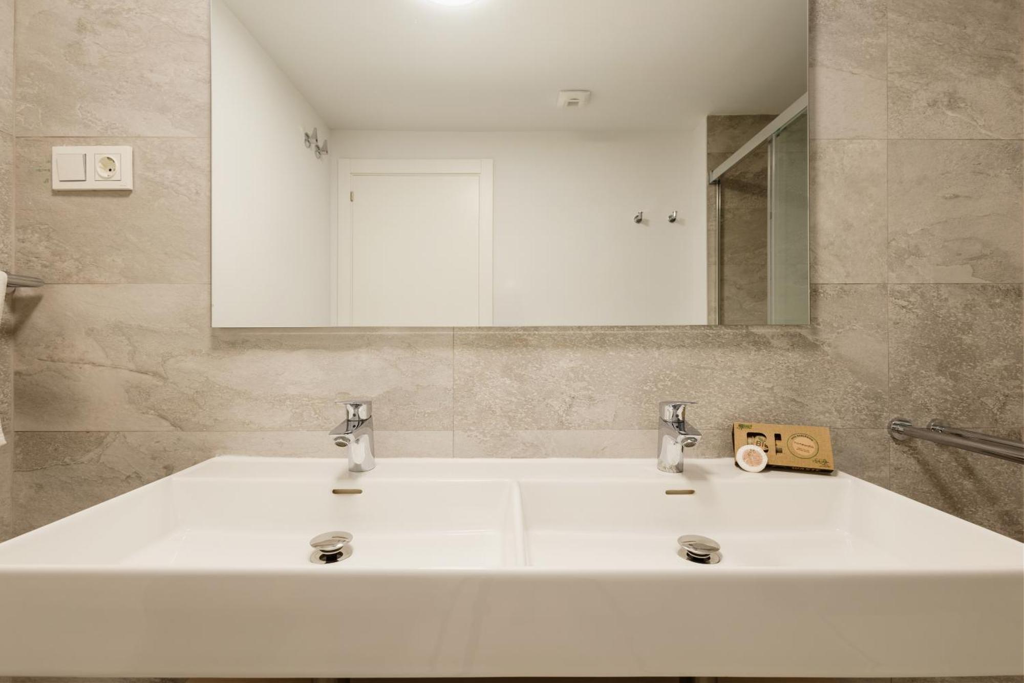 Luxurious 2 Bedroom Apartment Close To The Beach In เอสเตโปนา ภายนอก รูปภาพ